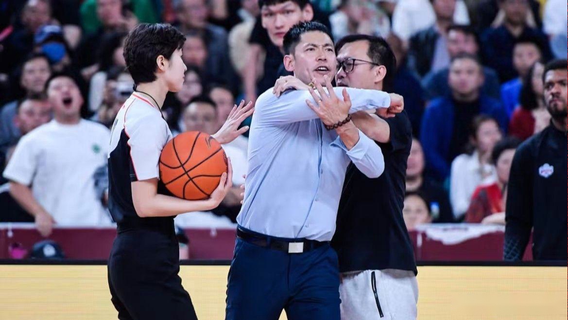 裁判执法!多次争议判罚让场外情绪激动 裁判执法!多次争议判罚让场外情绪激动