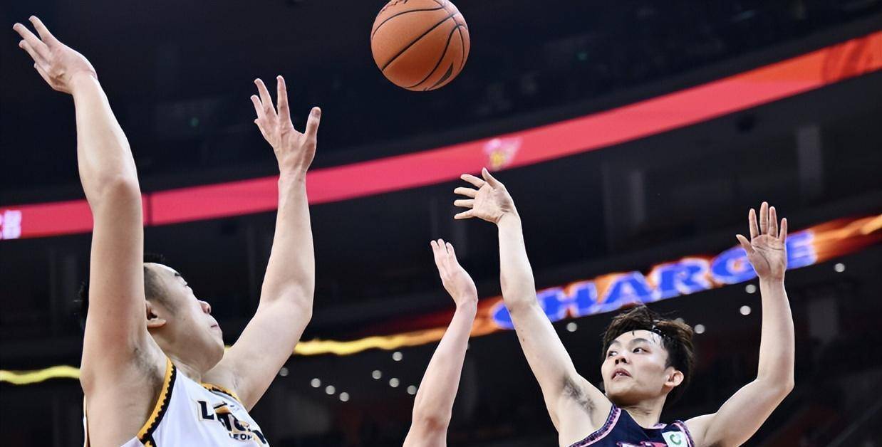 包含广东队员捍卫主场,成功守护主场荣誉的词条 包含广东队员捍卫主场,成功守护主场荣誉的词条