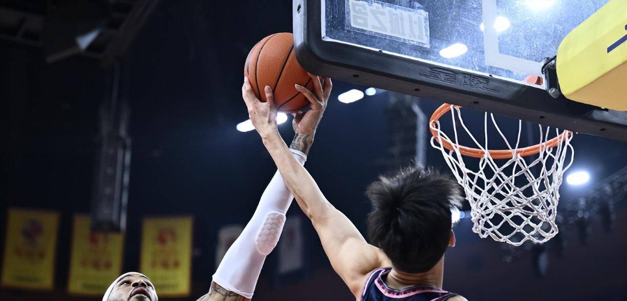 包含广东队员捍卫主场,成功守护主场荣誉的词条 包含广东队员捍卫主场,成功守护主场荣誉的词条