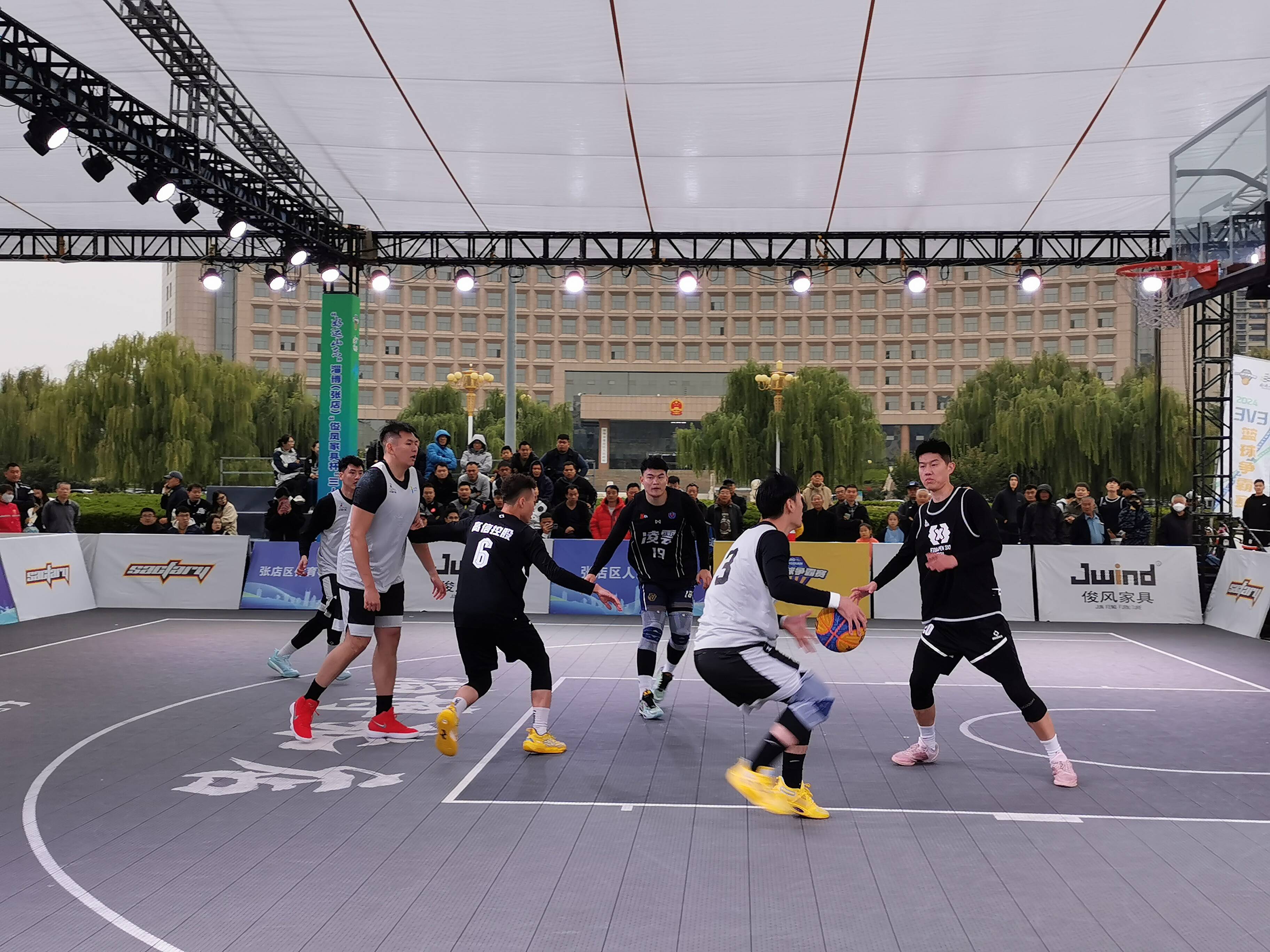 篮球职业联赛强强对话，精彩纷呈的简单介绍