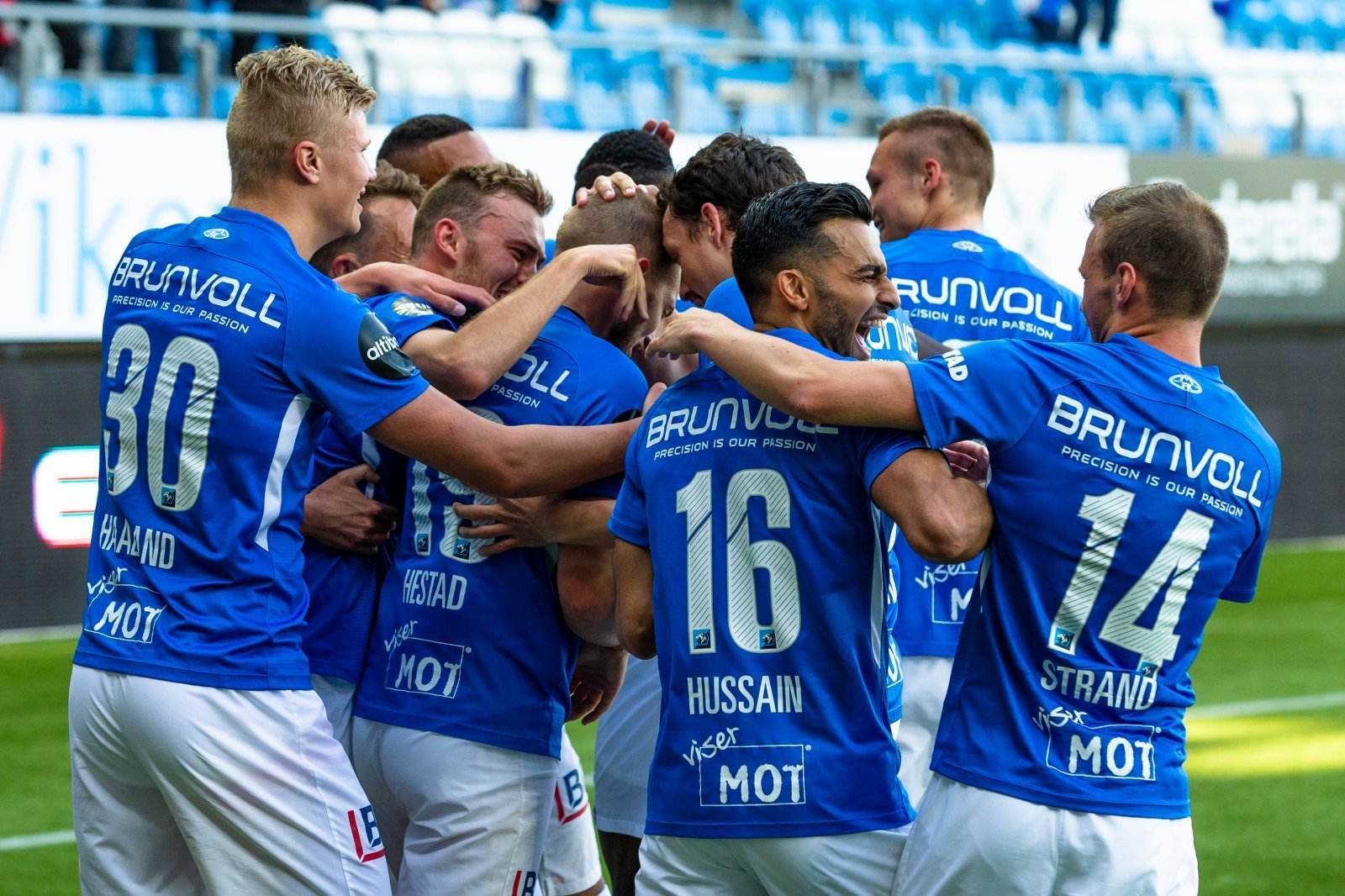 开云下载-富勒姆主场大败，教练组需紧急调整阵容