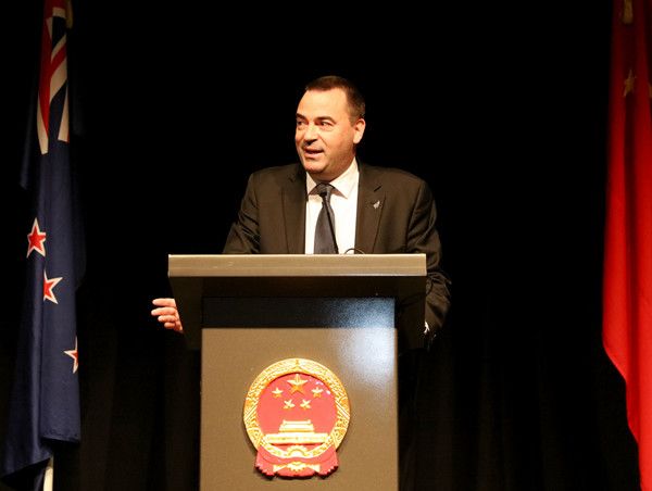 法国主帅赞许中场表现,队员信心高涨! 法国主帅赞许中场表现,队员信心高涨!