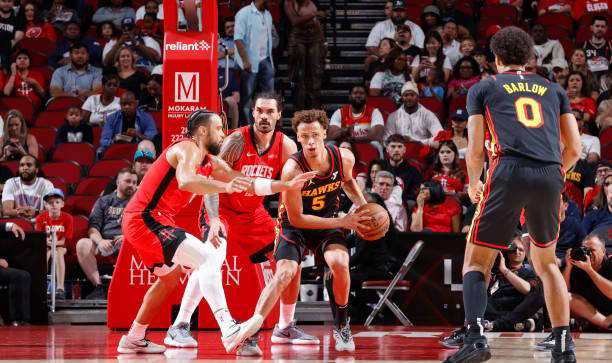 包含老鹰队后场火力表现抢眼，轻松击败对手的词条