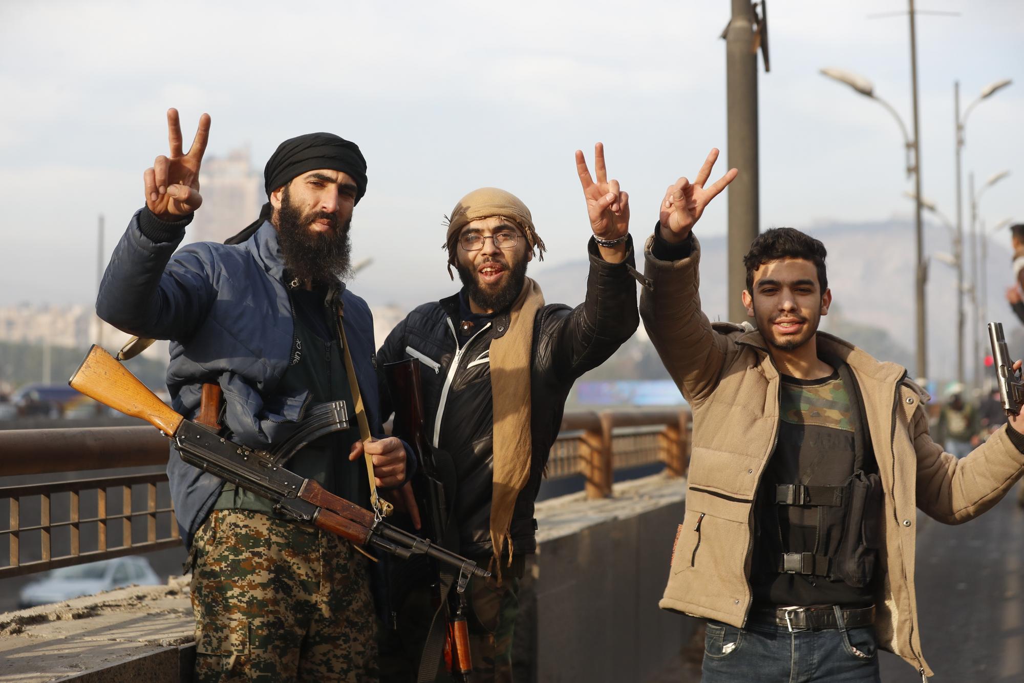 阿尔巴尼亚队抵达场地,准备进行战术训练 阿尔巴尼亚队抵达场地,准备进行战术训练