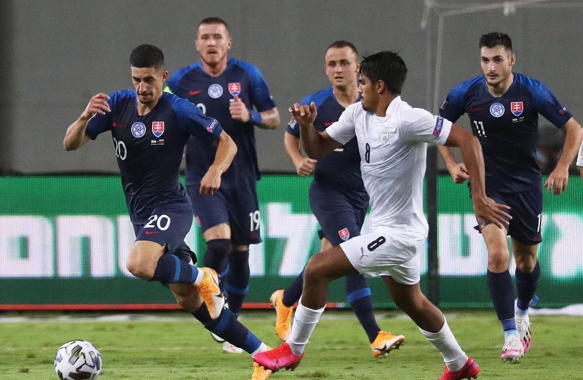 阿尔巴尼亚队抵达场地,准备进行战术训练 阿尔巴尼亚队抵达场地,准备进行战术训练