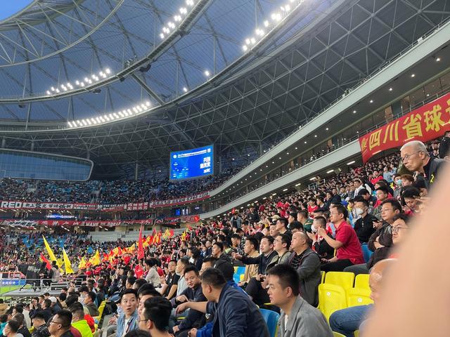 体育赛事精彩迷人,观众心情高涨 体育赛事精彩迷人,观众心情高涨