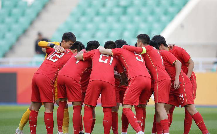 中超球队在训练中集体展现出团队精神