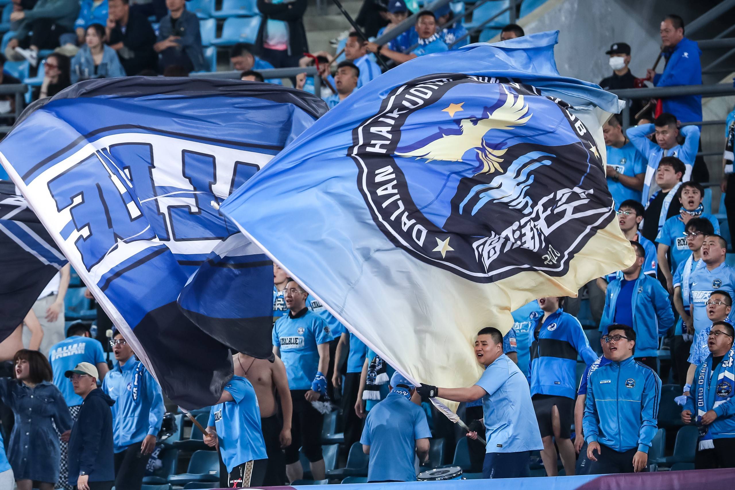 中超球队在训练中集体展现出团队精神