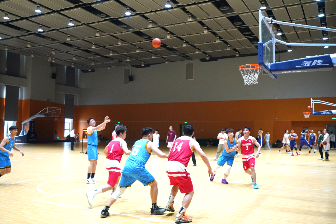 球队组织友谊比赛，提升整体默契与战术