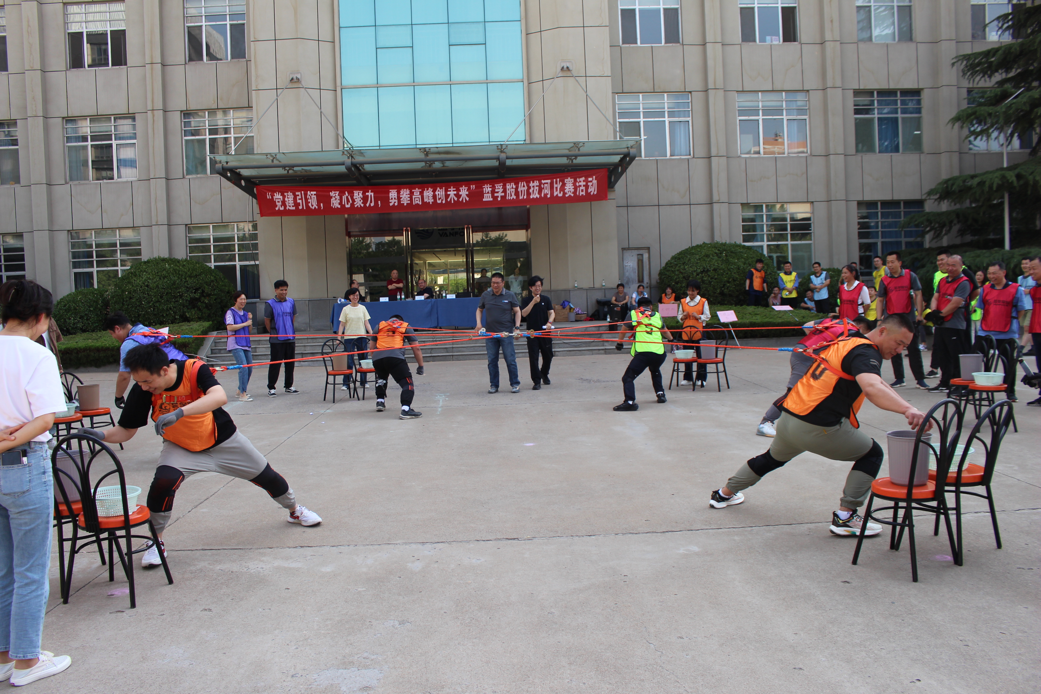 墨西哥拔河队伍毫不留情,夺魁称雄 墨西哥拔河队伍毫不留情,夺魁称雄