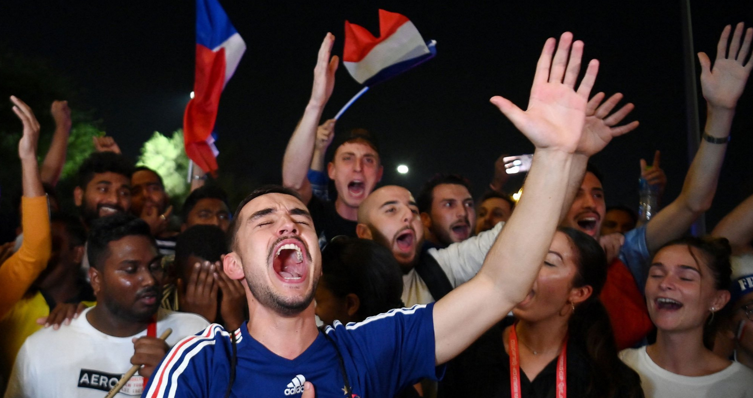 球迷欢呼雀跃,为球队加油助威 球迷欢呼雀跃,为球队加油助威