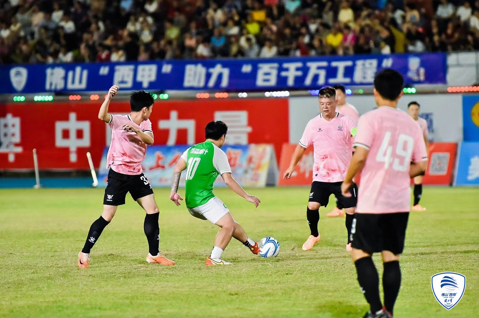 包含足球明星实力争夺，体育竞技激烈角逐的词条