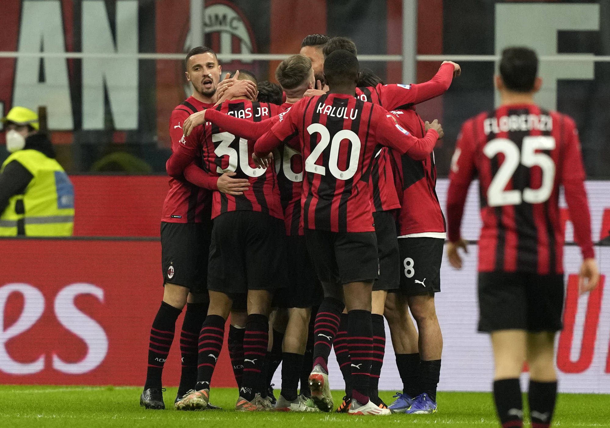 关于AC米兰取得一场惊险胜利,球迷欢呼不已的信息 关于AC米兰取得一场惊险胜利,球迷欢呼不已的信息