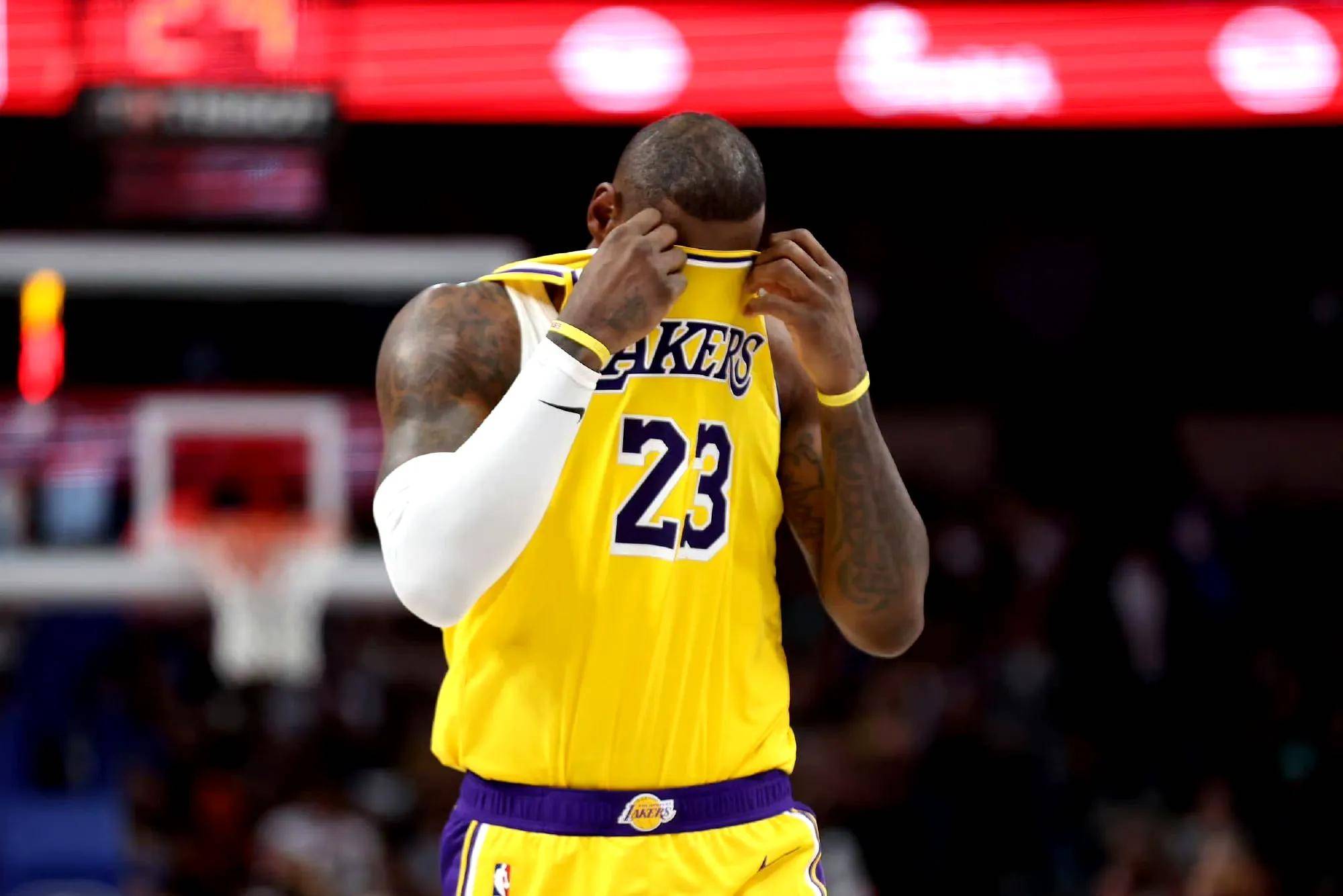 球员争夺MVP头衔,激烈竞争引发争议 球员争夺MVP头衔,激烈竞争引发争议