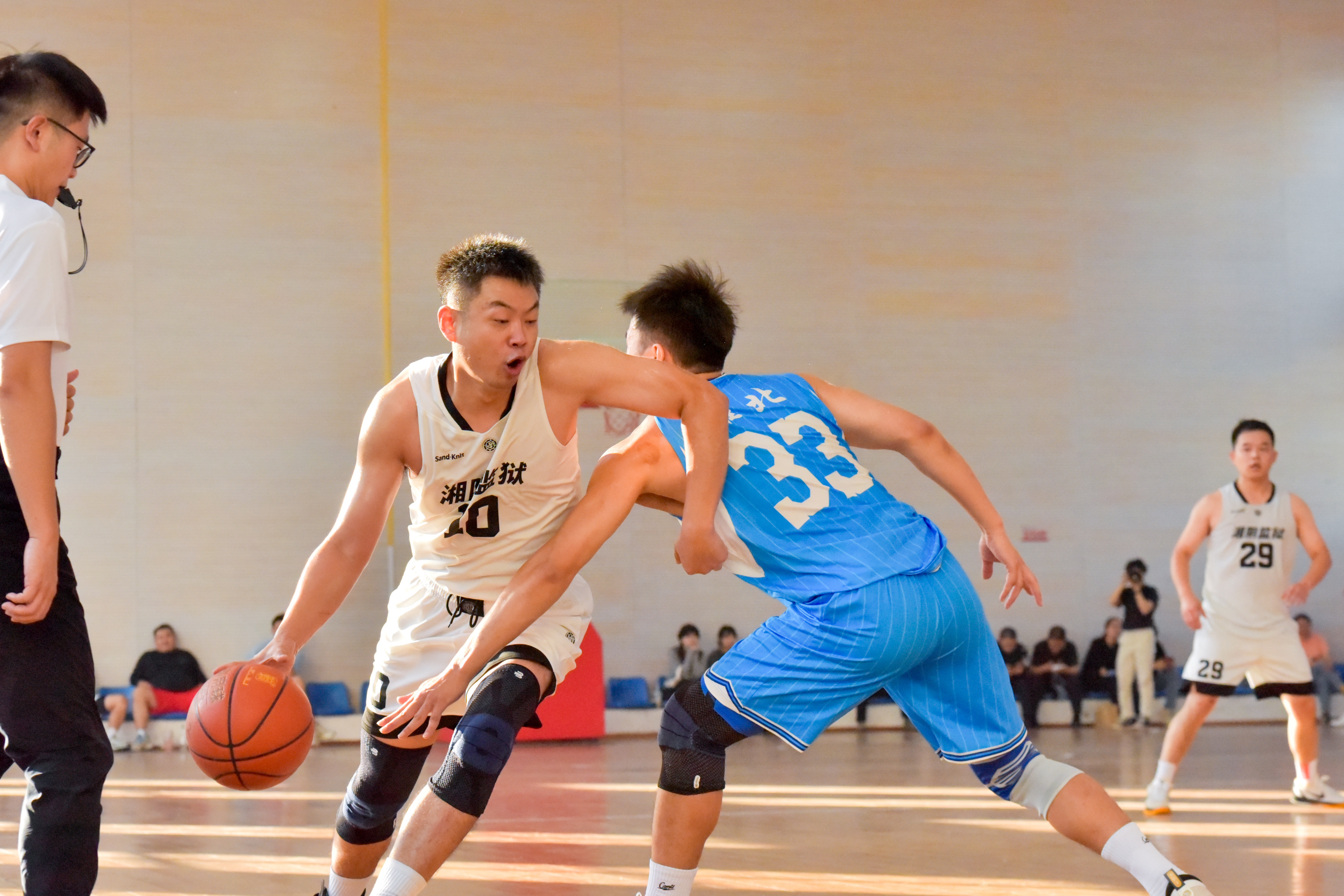 篮球赛事持续升温,吸引更多观众的简单介绍 篮球赛事持续升温,吸引更多观众的简单介绍