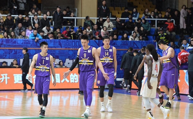 新疆篮球队在今晚的激战中夺取胜利 新疆篮球队在今晚的激战中夺取胜利