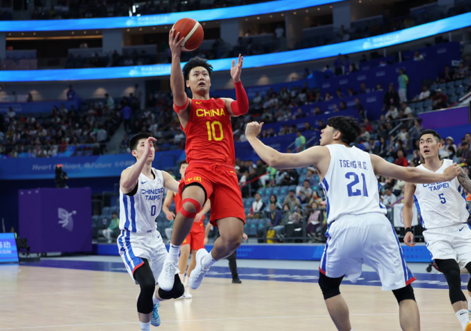 新疆篮球队在今晚的激战中夺取胜利 新疆篮球队在今晚的激战中夺取胜利