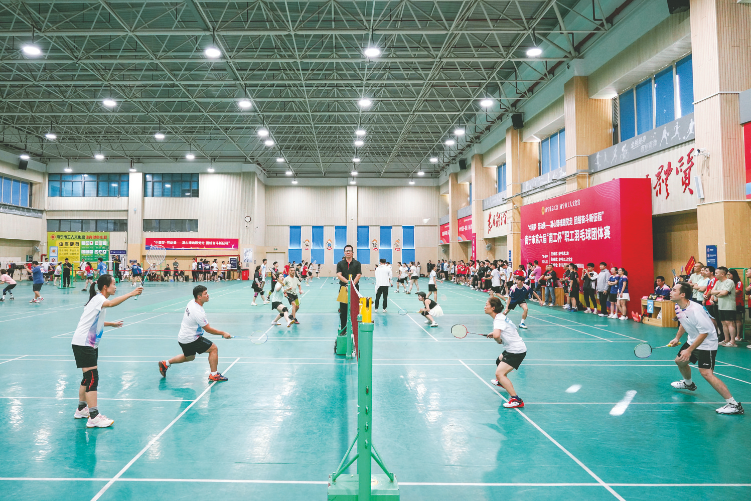 包含精彩纷呈的比赛场面吸引着无数目光的词条 包含精彩纷呈的比赛场面吸引着无数目光的词条