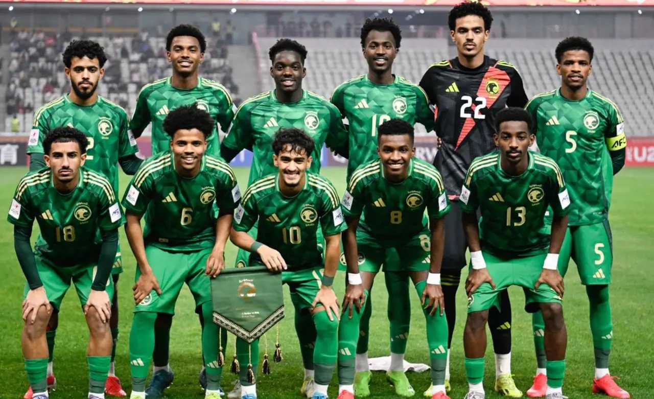 强队力争夺冠军，球员拼尽全力战至最后