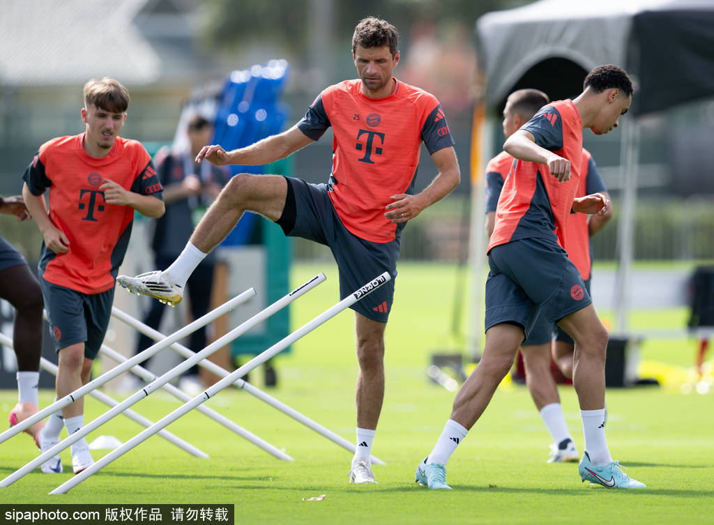 冲刺终点:女足选手拼尽全力 冲刺终点:女足选手拼尽全力