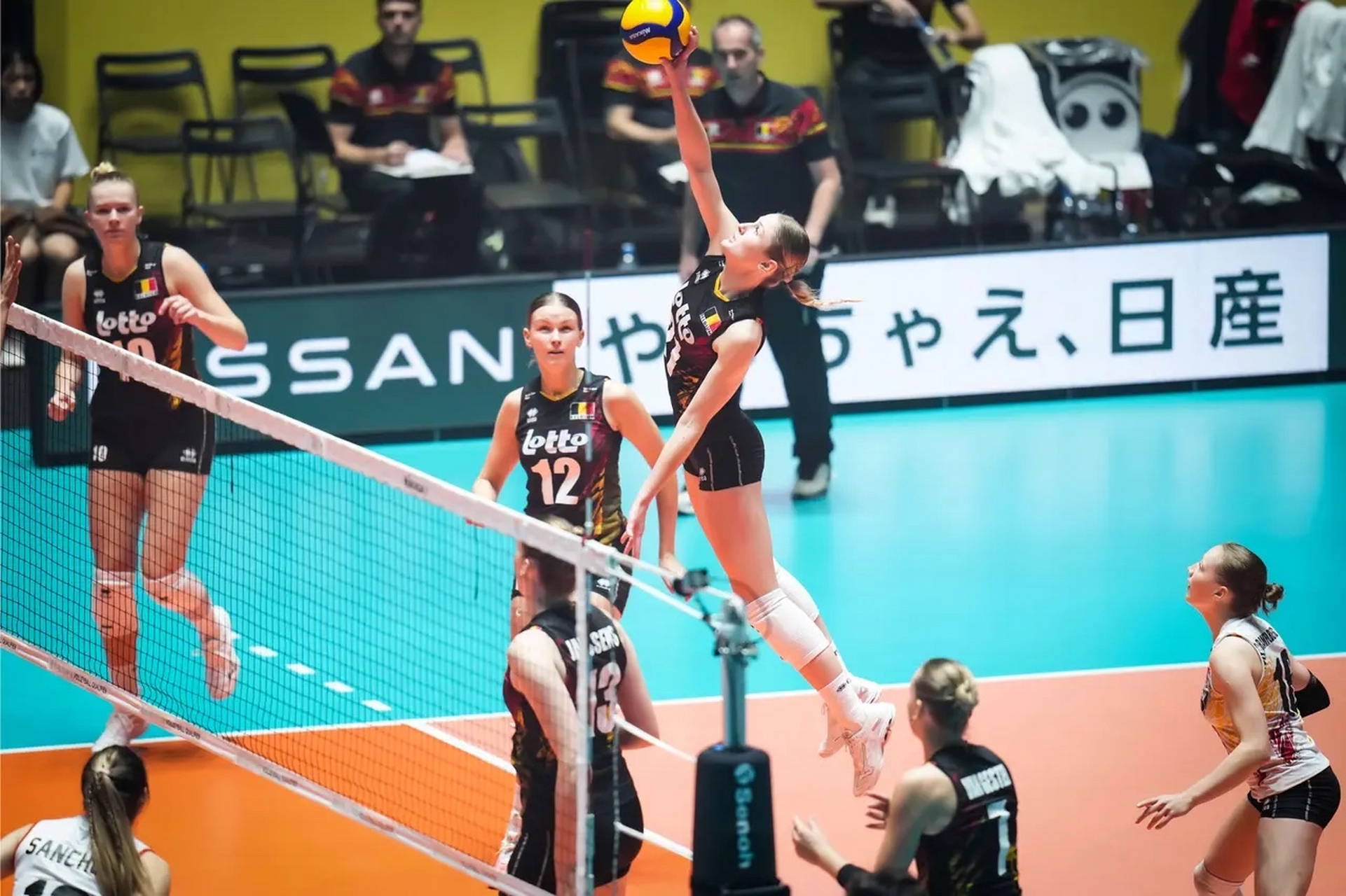 秘鲁队在国际赛场勇夺冠军，喜获胜利