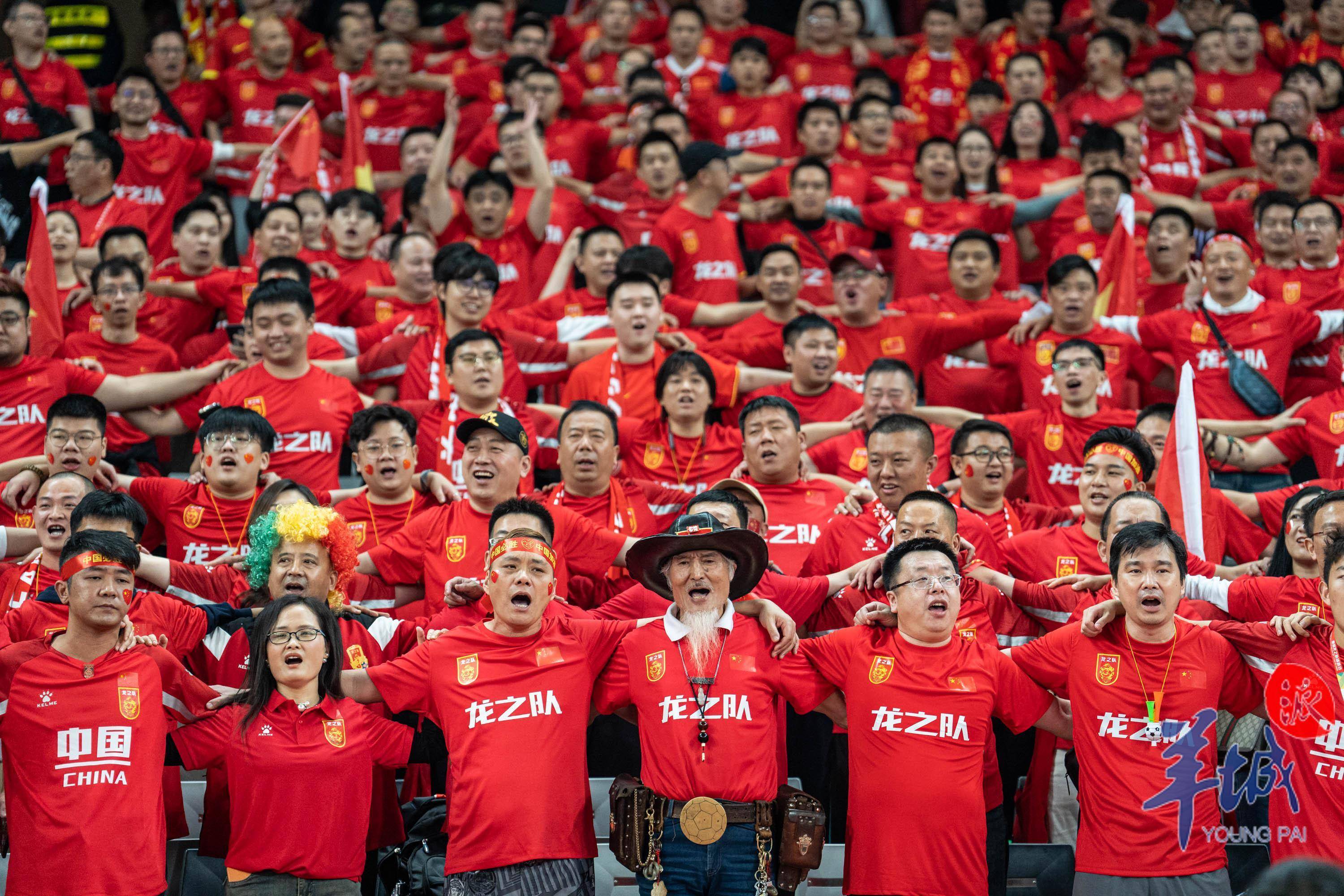 开云体育官网-精彩比赛场面，球迷欢呼雀跃