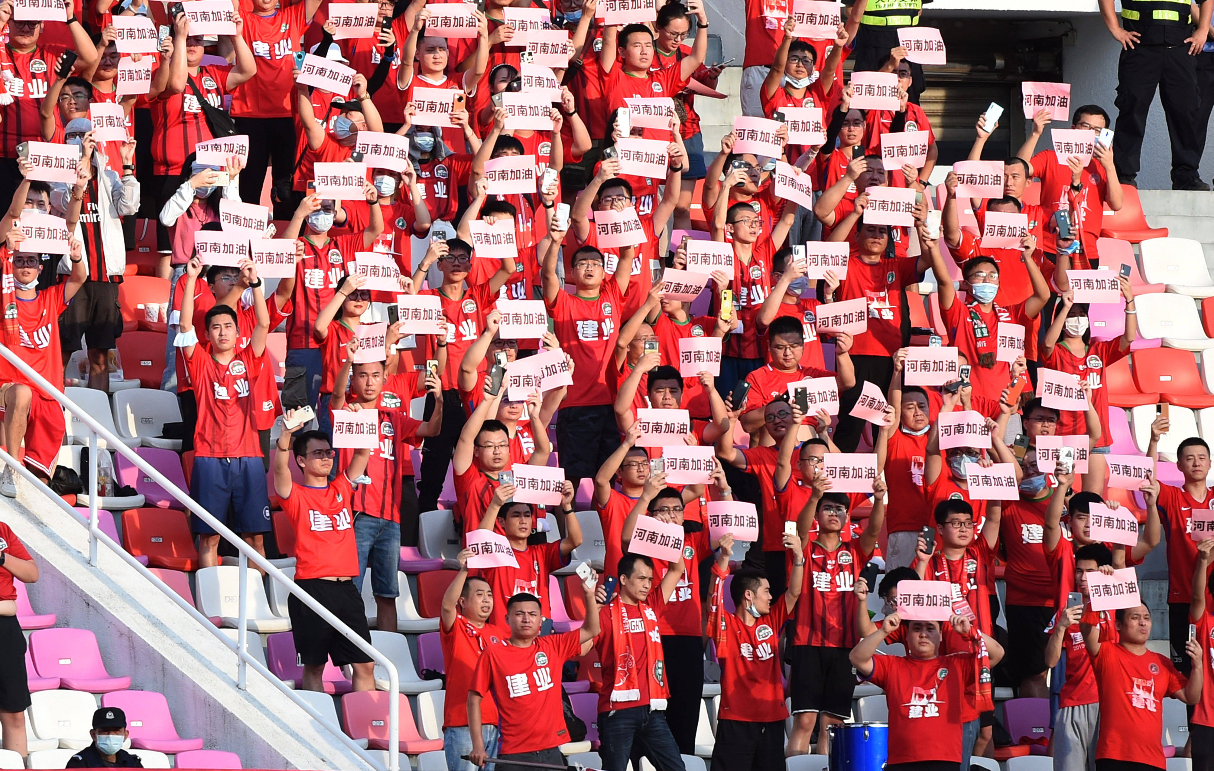 精彩比赛场面,球迷欢呼雀跃 精彩比赛场面,球迷欢呼雀跃