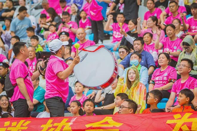 欧锦赛预选赛激战如火如荼,球迷欢呼 欧锦赛预选赛激战如火如荼,球迷欢呼