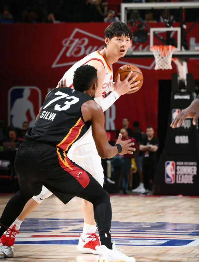 王哲林内线独挑大梁,独得分 王哲林内线独挑大梁,独得分