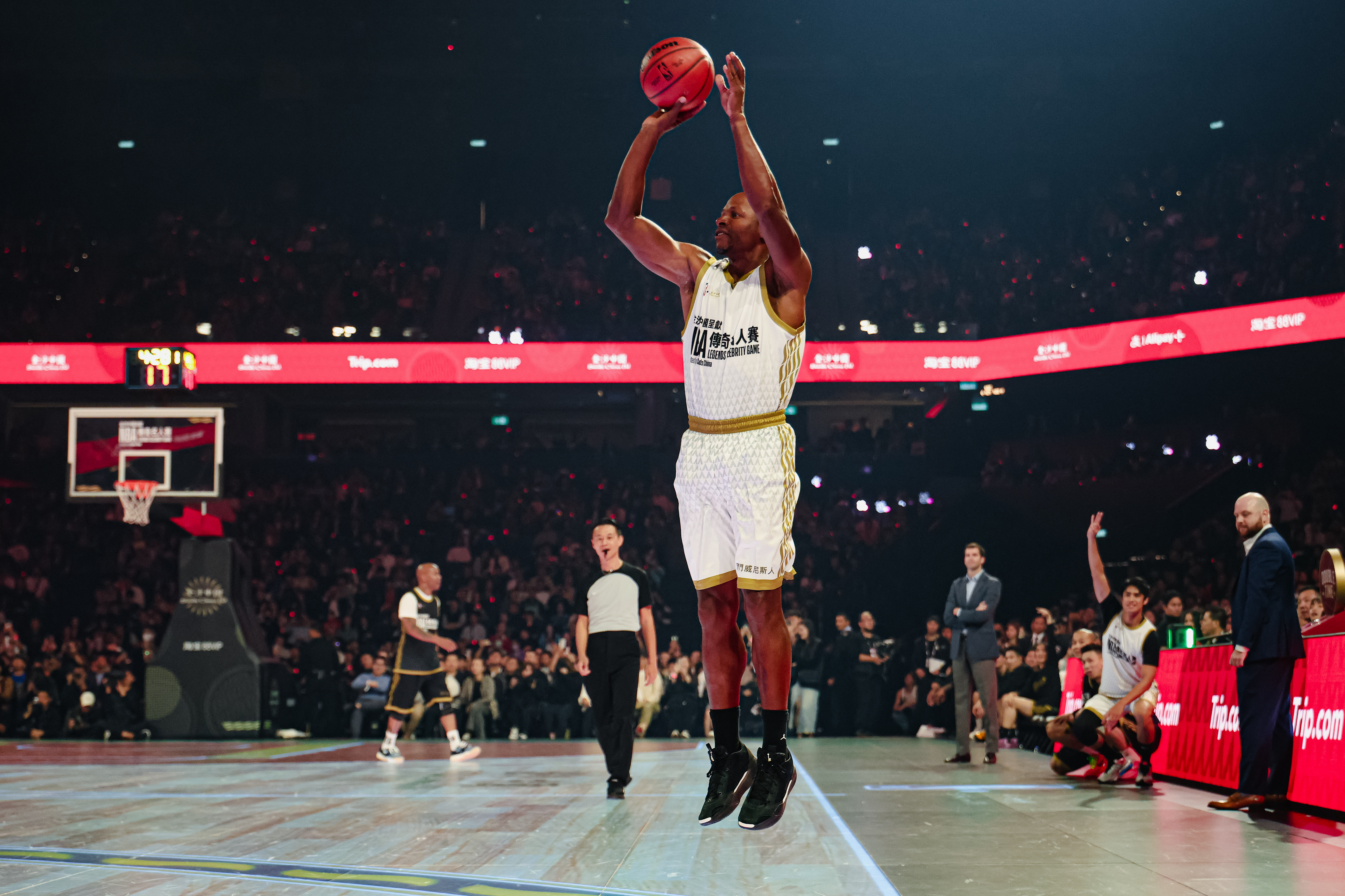 开云体育官方网站-篮球赛事中一位球员的出色表现震撼了现场观众