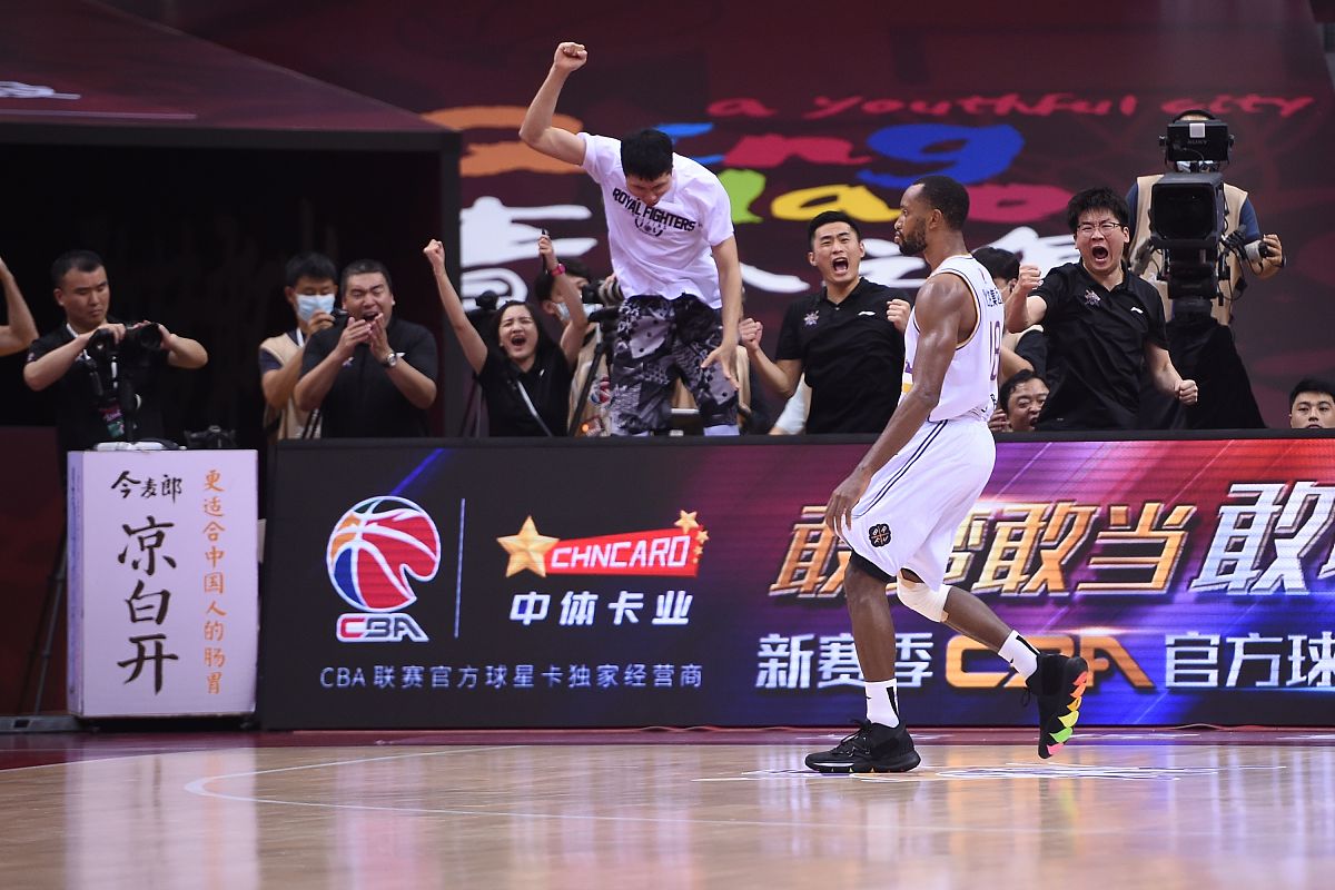 篮球赛事中一位球员的出色表现震撼了现场观众 篮球赛事中一位球员的出色表现震撼了现场观众