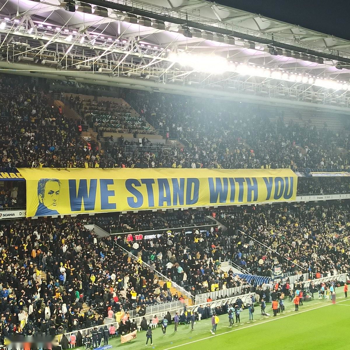 主场球迷打出令人震撼的支持横幅