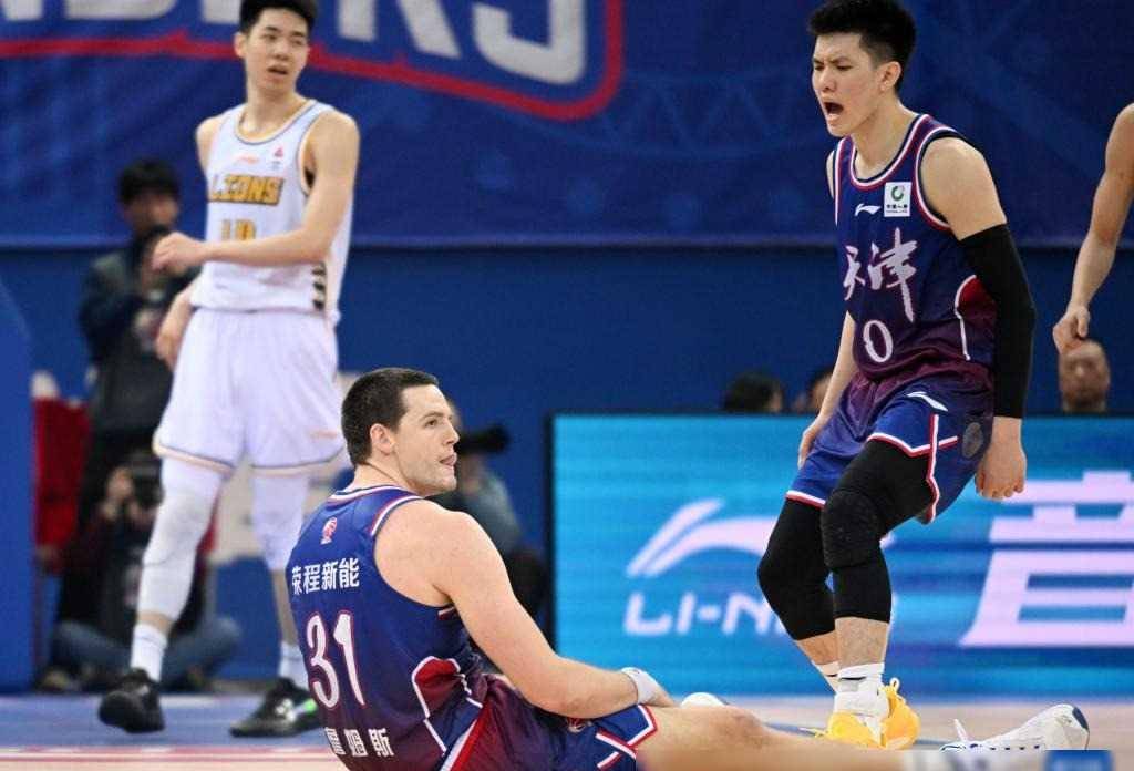 顽强抗击！球员们在场上为了实现胜利而拼命