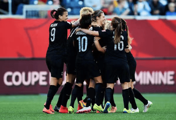 与世界顶尖球员同场竞技,女足队员展现实力 与世界顶尖球员同场竞技,女足队员展现实力