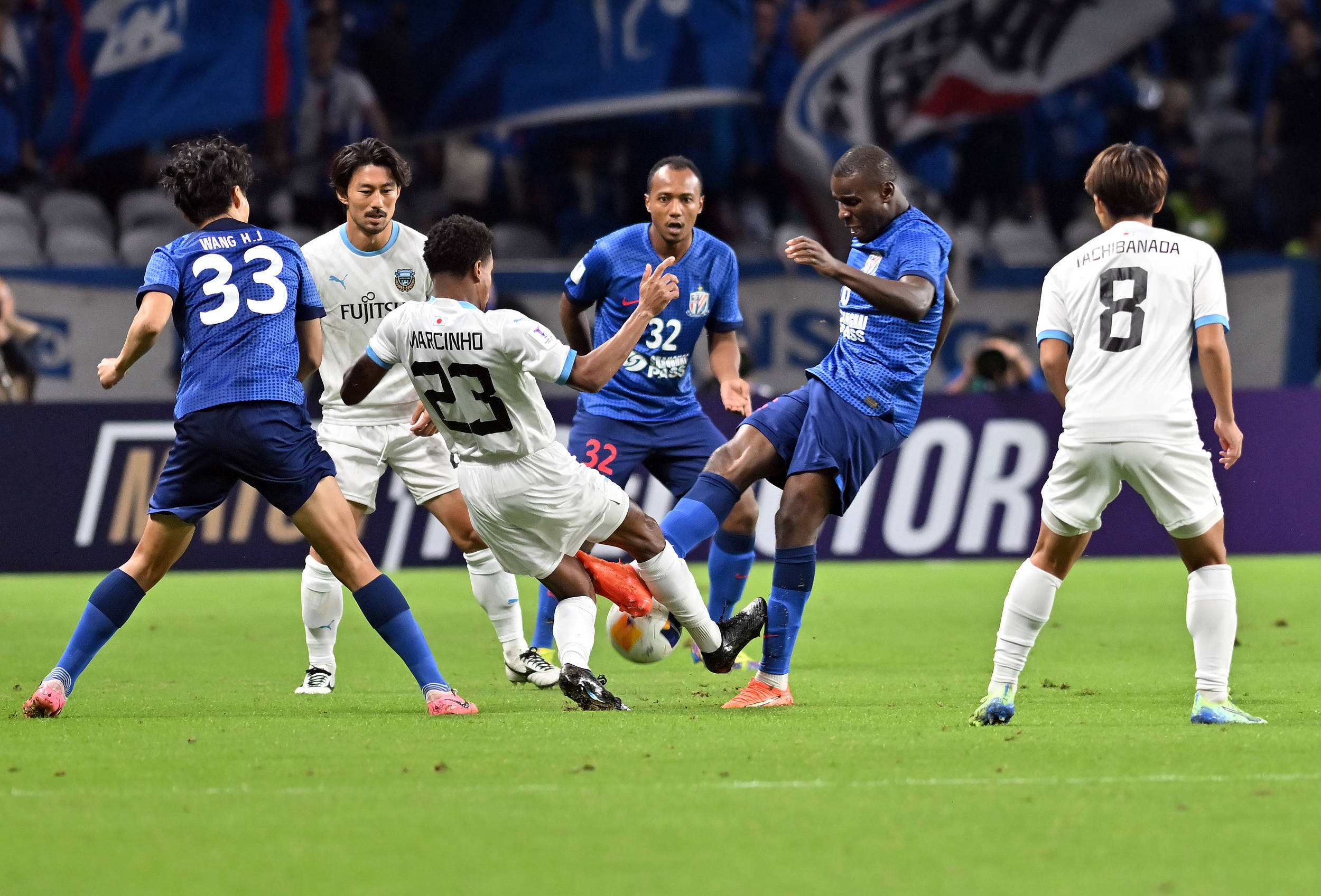 足球冠军战战况激烈,球员全力拼搏 足球冠军战战况激烈,球员全力拼搏