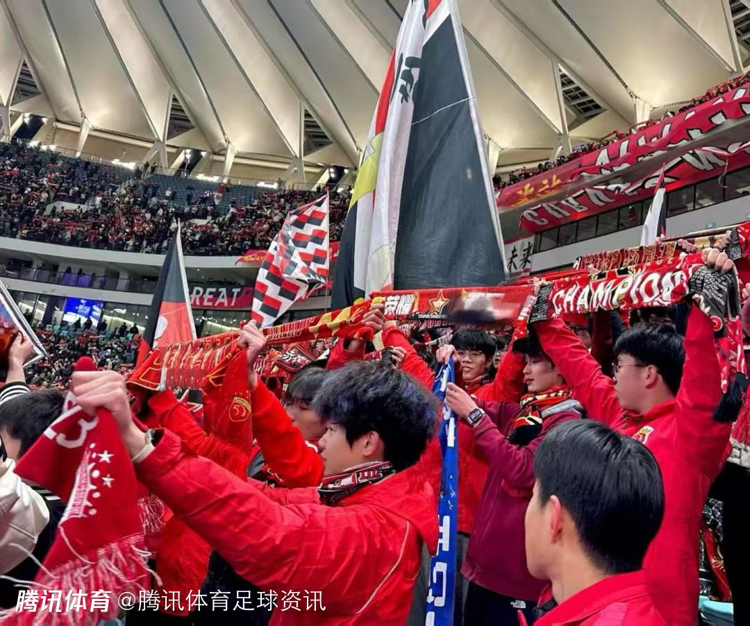 足球冠军战战况激烈,球员全力拼搏 足球冠军战战况激烈,球员全力拼搏