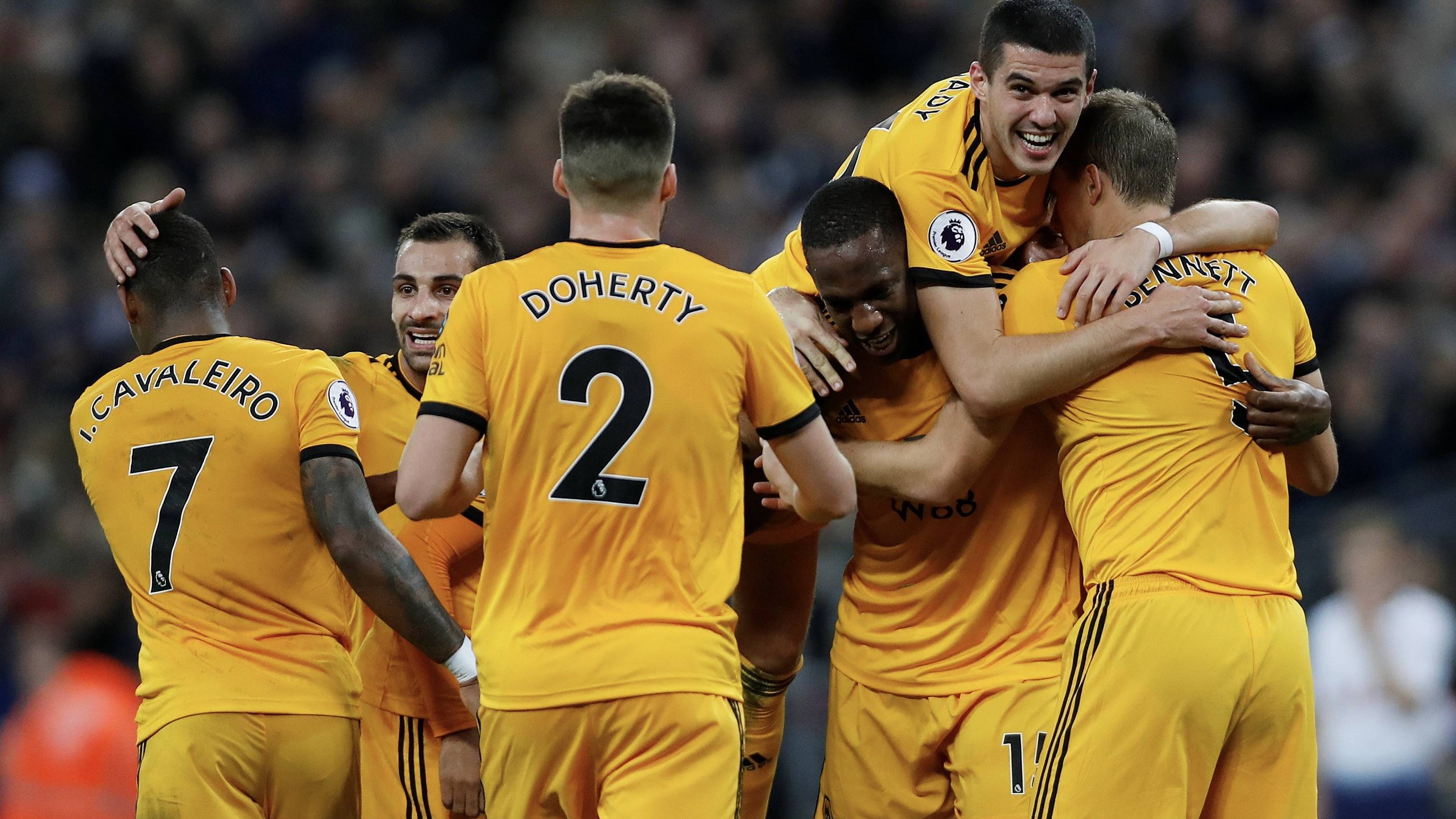 西汉姆联新援在训练中展现球技的简单介绍 西汉姆联新援在训练中展现球技的简单介绍