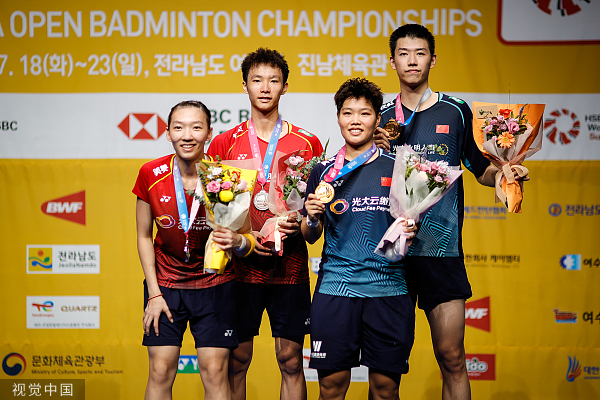 荷兰田径选手斩获接力赛冠军