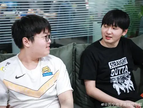 KT力克BRO,Tarzan团战一打五顶尖较量成都决赛之夜,引爆全场热议 KT力克BRO,Tarzan团战一打五顶尖较量成都决赛之夜,引爆全场热议