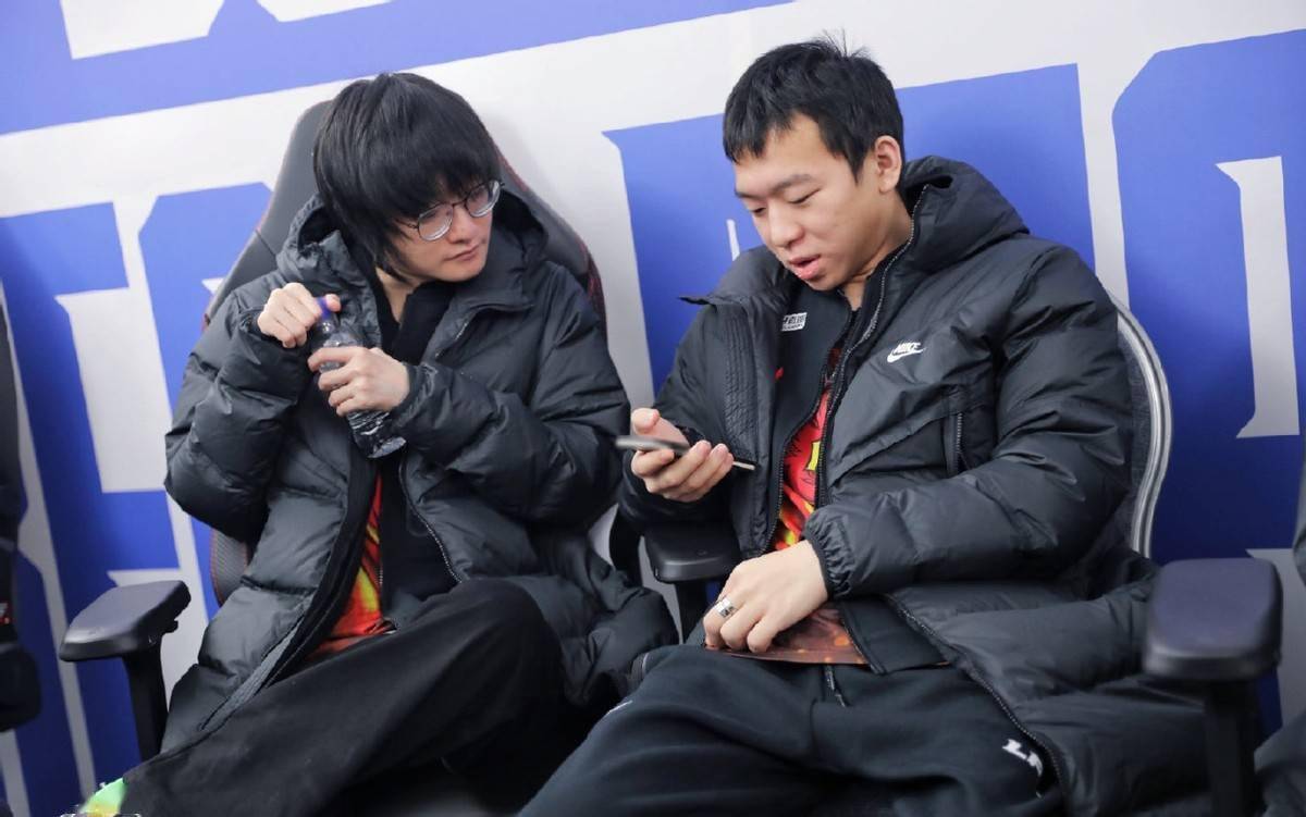 C9碾压DK，Caps完成史诗逆转激烈交锋小组赛，点燃全场激情的简单介绍