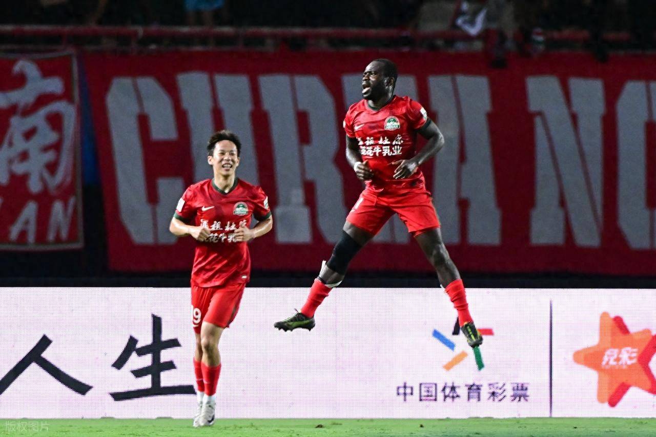 开云体育官方网站-球队获胜庆祝，队员欢呼雀跃