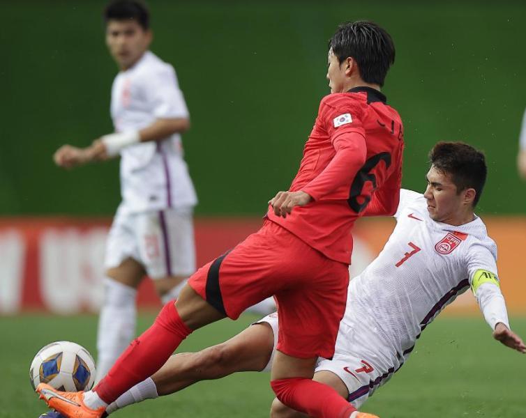 球队获胜庆祝，队员欢呼雀跃