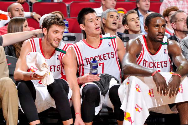 开云体育登录-团队轻微客险爆火箭，邓肯空手延伸光荣