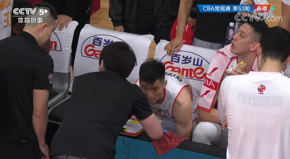 上海队遭遇连败，季后赛形势严峻