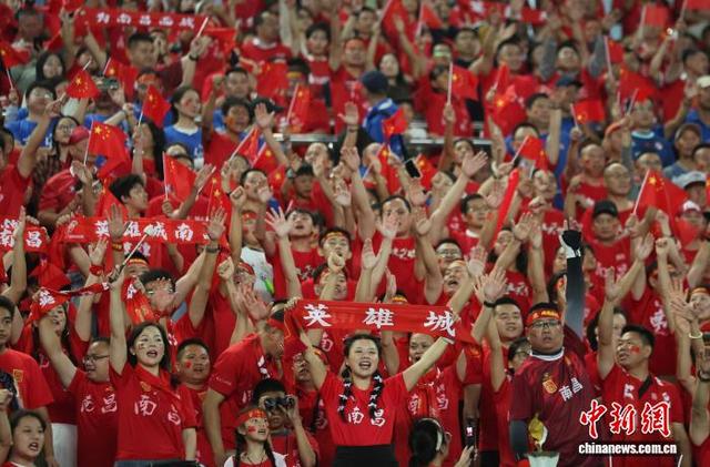 观众观战某比赛,为球员呐喊助威 观众观战某比赛,为球员呐喊助威